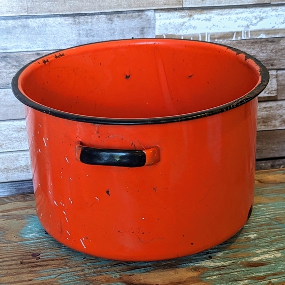 Vintage Tomato Red Enamel 9 1/3" Diameter Pot - Picture 10 of 13